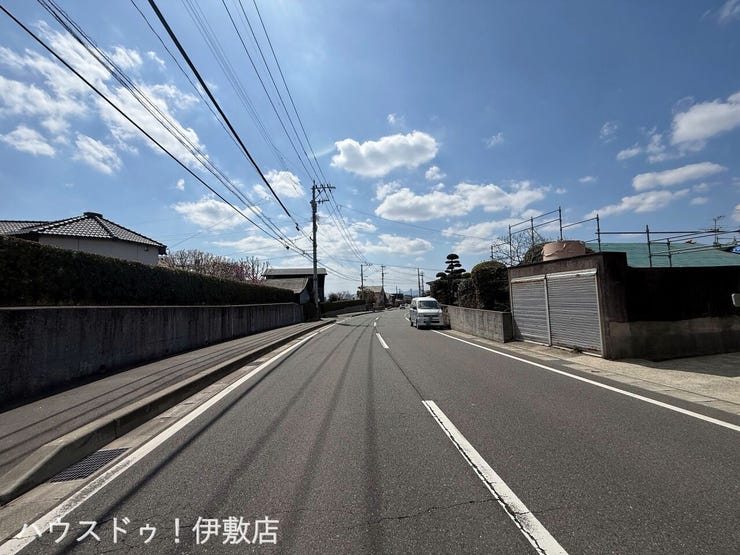 【前面道路】
西側前面道路、南方面
道路幅員約8.0m。歩道付きで小さなお子様にも安心の前面道路