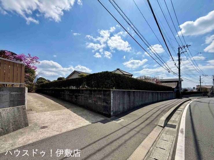 【外観写真】
・広々敷地78で、平屋や2階建て×庭付×駐車場複数台も可能な広さ