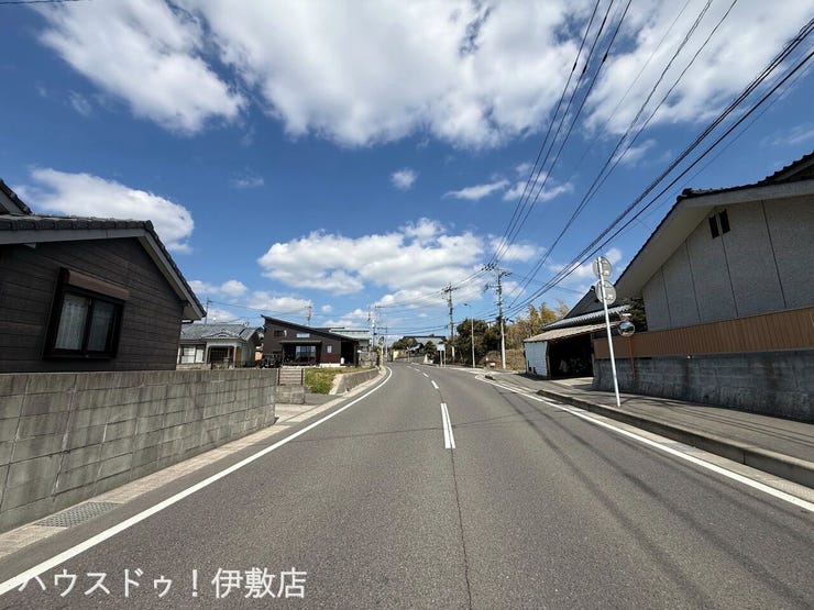 【前面道路】
西側前面道路、北方面
道路幅員約8.0m。歩道付きで小さなお子様にも安心の前面道路