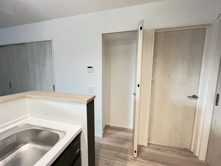 キッチン横にある収納スペース
パントリーとしても使用可能です♪