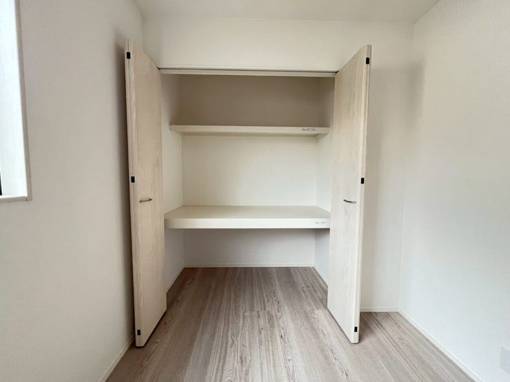 リビング横の洋室の収納スペースです