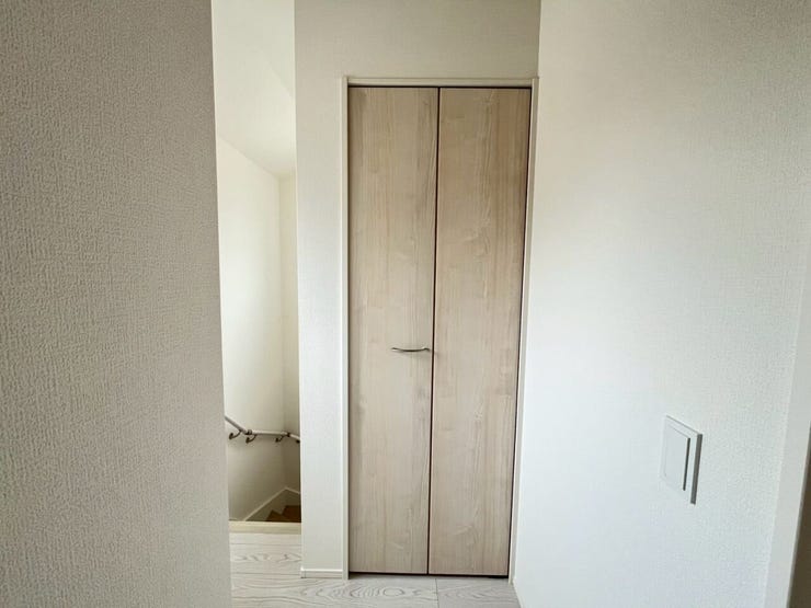 2階へ上がってすぐにある収納スペースです