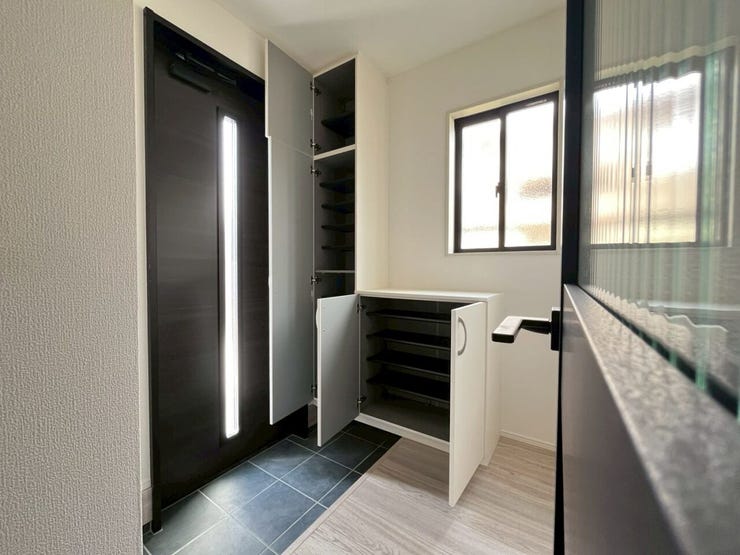 収納スペース内では棚が動かせるので使い方は自由です