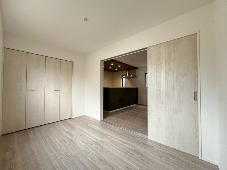 リビングの横にある5帖の洋室です