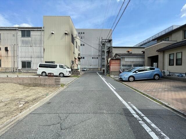 幅員約5.4mの前面道路です。2台の車がすれ違うことが出来る道幅です。車の出し入れもゆったりとする事が出来ます。