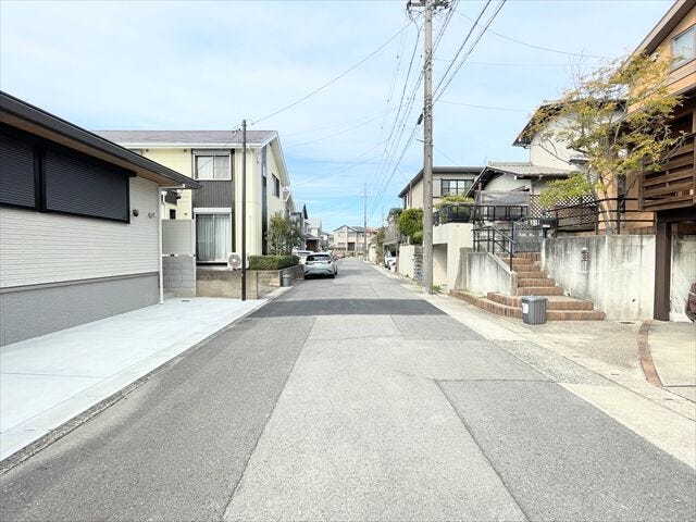 幅員約6.5mの前面道路です。車の出し入れもしやすく、また配達などの車が停まっていても通行出来る道幅となっています。