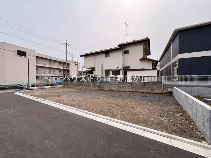 【外観】
建築プランが立てやすい、有効面積の広い整形地。南側からの採光も期待でき、明るく開放的な住まいを実現できます。家族のこだわりを詰め込んだ、理想の邸宅を建てるのにふさわしい1区画です。