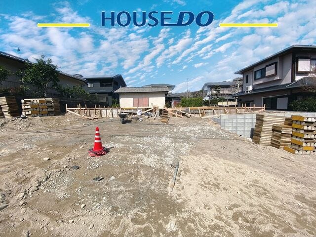 【外観】
南東向き+車3台+WIC2ヶ所♪防犯カメラなど充実設備のオール電化住宅♪バス停徒歩3分の閑静な住宅街