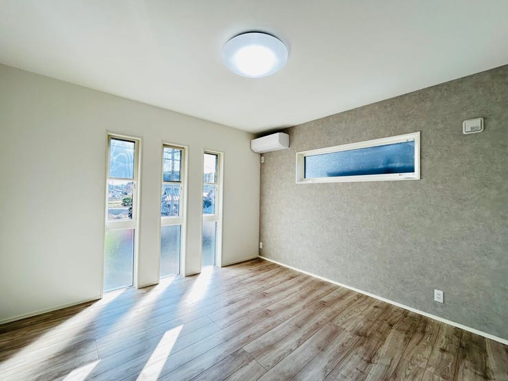 ◇8帖の広々主寝室☆アクセントクロスで落ち着いた雰囲気です☆