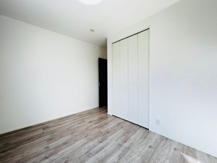 ◇2階の洋室☆白を基調とした清潔感のあるお部屋です☆