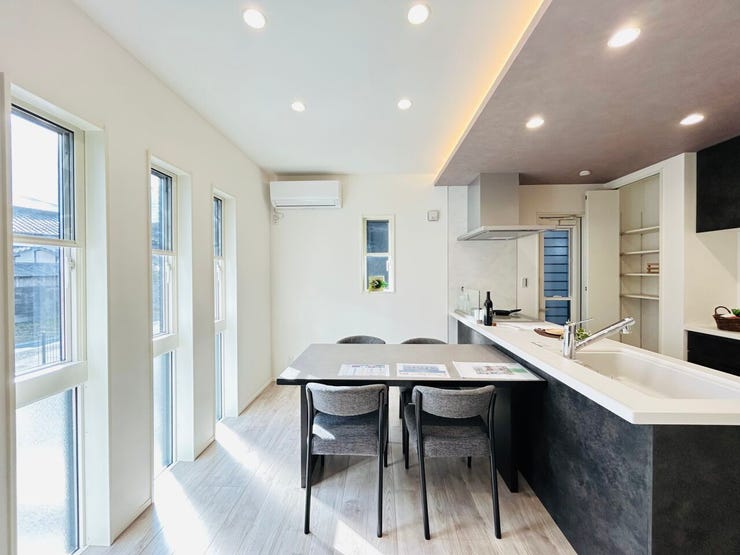 ◇お洒落なダイニング☆対面式のキッチンでお料理しながらご家族との会話も楽しめます☆