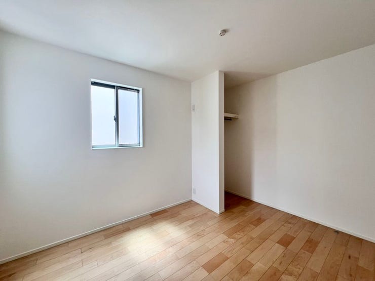 《南西側5.6帖》子ども部屋としてはもちろん、ご夫婦の寝室や趣味部屋にもぴったりのサイズ感♪