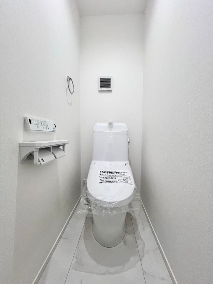 《2階トイレ》お手入れしやすい温水洗浄便座で、毎日快適♪