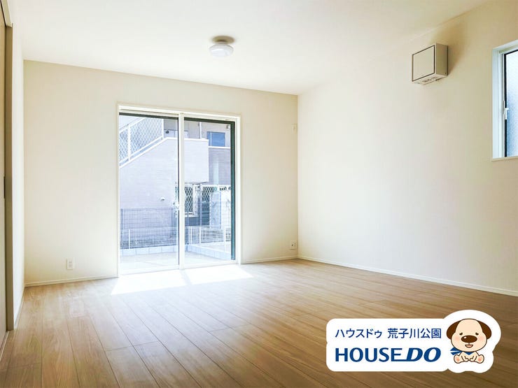 約16帖のLDK。
南側に庭を臨むリビングで充実したご家族の団らんの時間をお過ごしください。