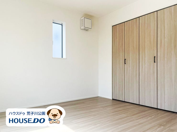 約8.5帖の主寝室にピッタリの南西側洋室。
窓の反対側には収納力たっぷりの大型クローゼット。