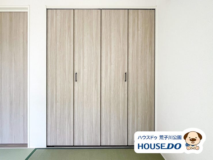 1階和室。
和室にも使いやすい折戸式の収納があります。