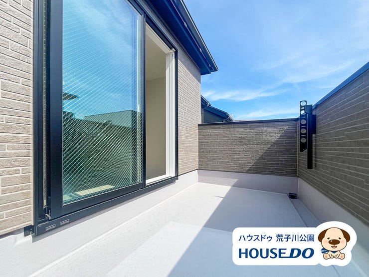 日差しが降りそそぐバルコニー。
奥行きがあるので洗濯物を干す際も動きを妨げません。