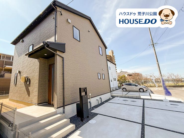 乗用車3台が駐車可能な駐車スペース。