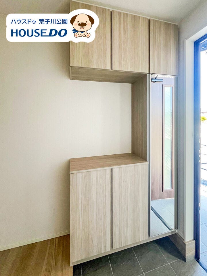 玄関の大型収納はお出かけの際に便利な姿見付。