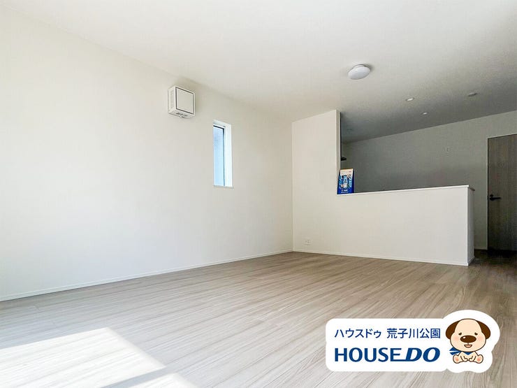 約16帖のLDK。
南側に庭を臨むリビングで充実したご家族の団らんの時間をお過ごしください。