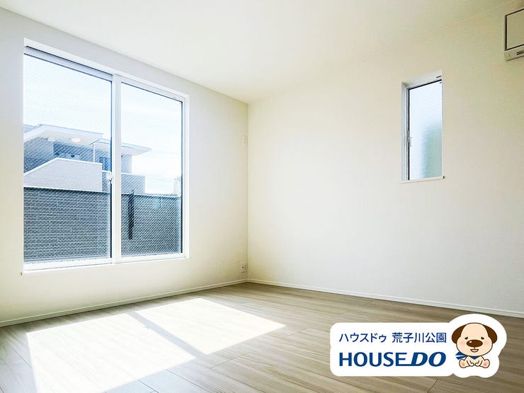 約8.5帖の主寝室にピッタリの南西側洋室。
ベランダにつながる大きな窓からは日差しが降り注ぎます。