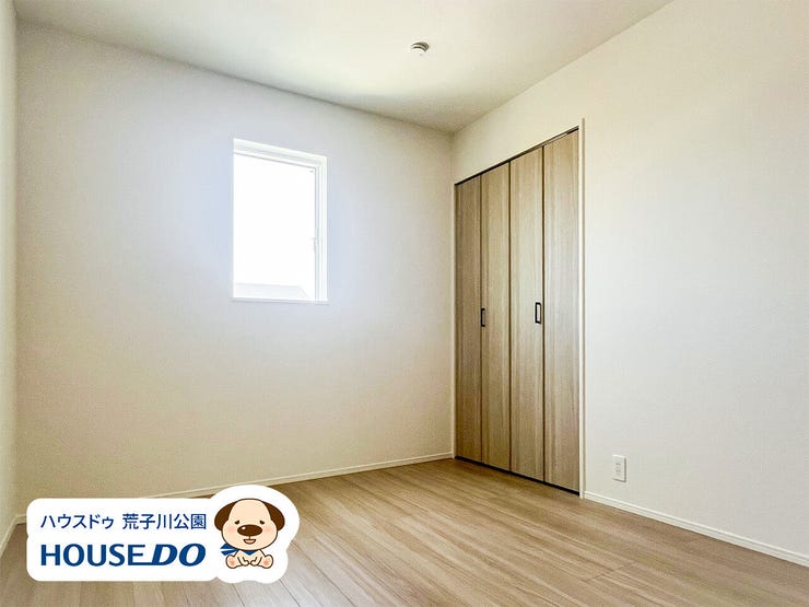 2階北側洋室。
落ち着いた空間はワークスペースや趣味のお部屋としても。