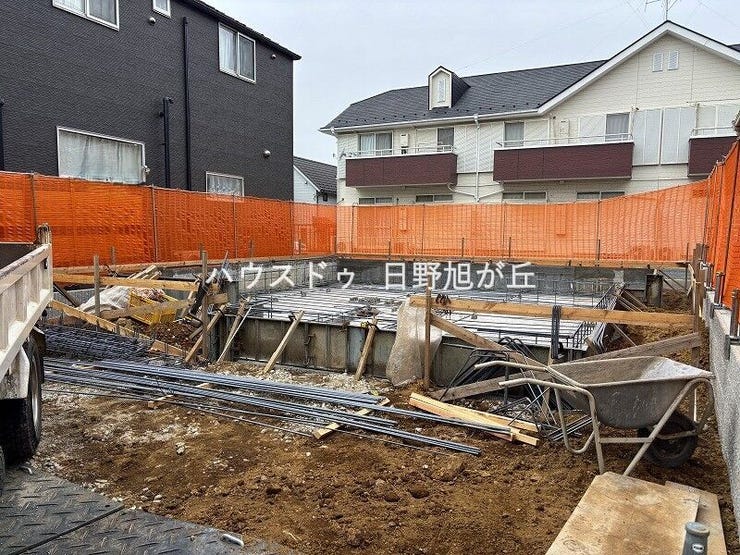 【外観】
南東側道路に面し、陽当たり・開放感ともに抜群のロケーションに佇む限定1邸。スタイリッシュなアクセントクロスやダウンライトなど、細部までデザインされた洗練された佇まいが、住まう方の誇りを満たしてくれます