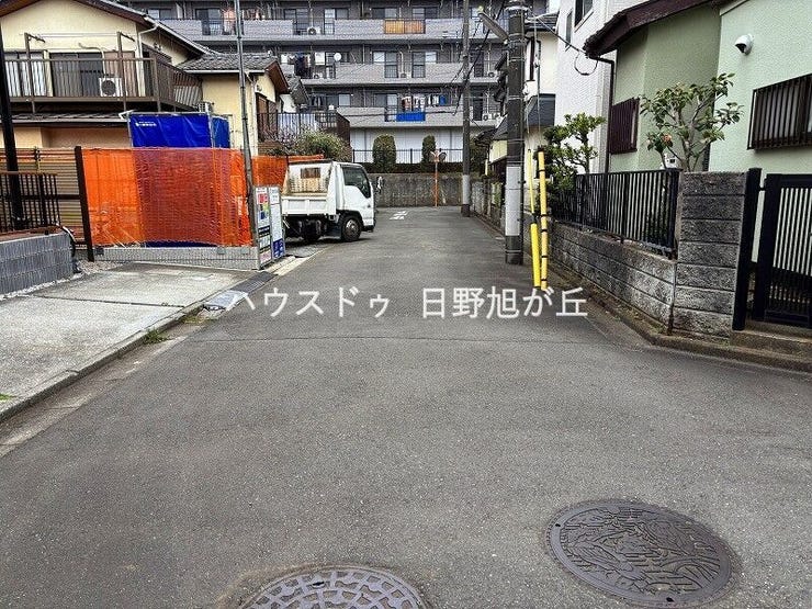 幅員約5mのゆとりある道路に面した、明るく開放的なアプローチ。南東向きのため遮るものがなく、一日中豊かな陽光が敷地全体に降り注ぎます。空が広く感じられる、新生活の始まりにふさわしい心地よい環境です。