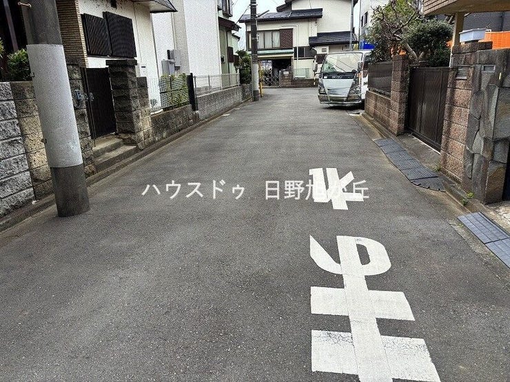お車の出し入れもスムーズに行える、視認性の良い道路状況。近隣の方以外の通り抜けが少ないため、プライバシーと静穏が保たれています。整然とした街並みが広がり、永住にふさわしい安心感を与えてくれる環境です。
