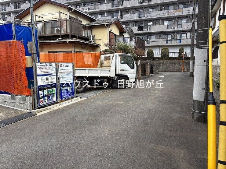 周辺には公園や教育施設が点在する、子育て世代に嬉しい立地。駅までの道のりも分かりやすく、平坦なエリアのため自転車での移動もスムーズです。資産価値の維持にも繋がる、ゆとりある道路環境をご確認ください。