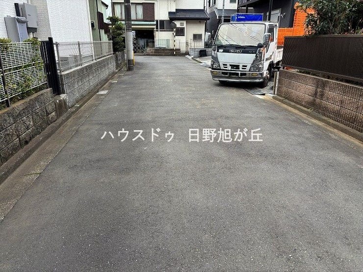 車通りの少ない閑静な住宅街に位置しており、小さなお子様がいるご家庭も安心してお過ごしいただけます。周辺は落ち着いた時間が流れる良好な住環境で、毎日の外出や帰宅を安全に、そして穏やかに支えてくれます。