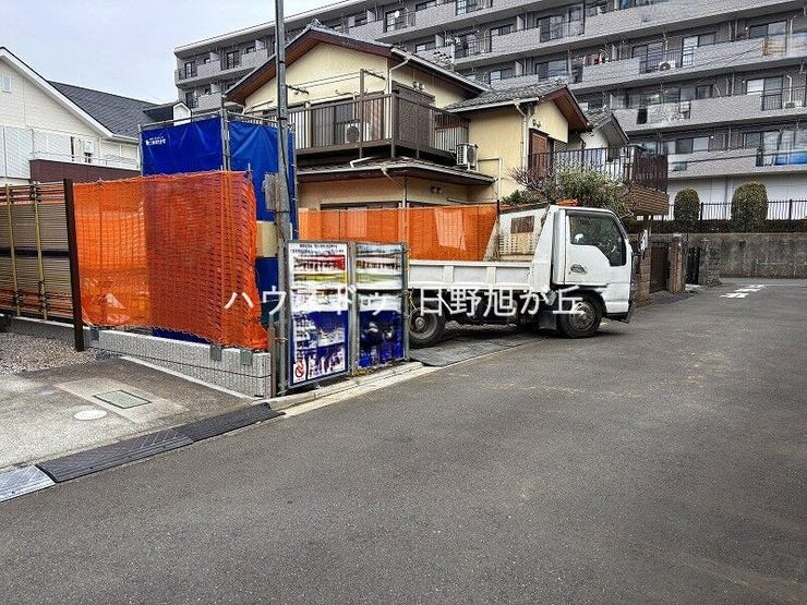 陽当たりの良さが際立つ、清潔感のある道路風景。冬場でも明るく温かい印象を与えるのは、南東向き角地のような開放感があるからこそ。現地でしか味わえない、この静穏さと日当たりの良さをぜひ実際にご体感ください