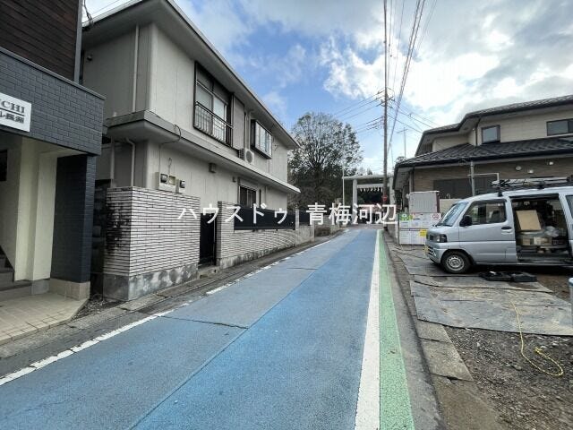 【東側 前面道路】幅員約4.3mの前面道路です。普通車が1台通れる幅となります。大型車の通行が少ないので、振動や騒音が抑えられます。
