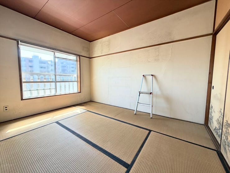 リビング隣の和室は、趣ある安らぎ空間。来訪時や家事スペースとしても重宝します