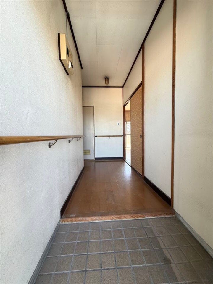 手すり付きでバリアフリー仕様の玄関