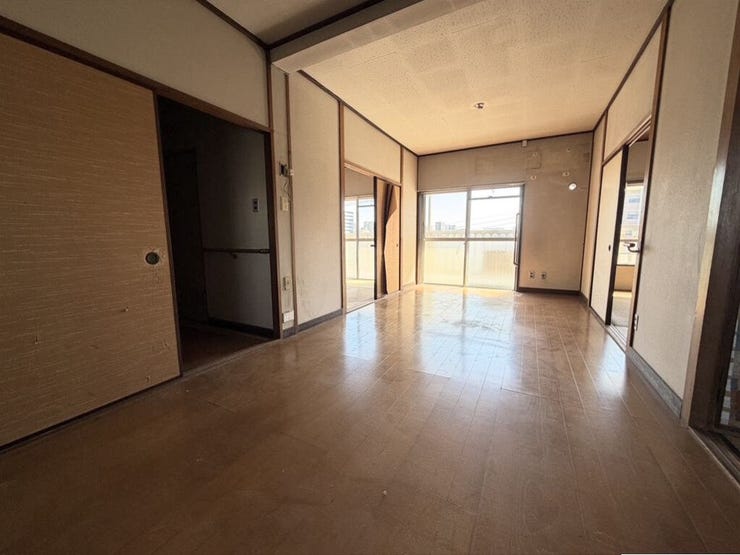 南向きで明るい陽光に包まれたリビング