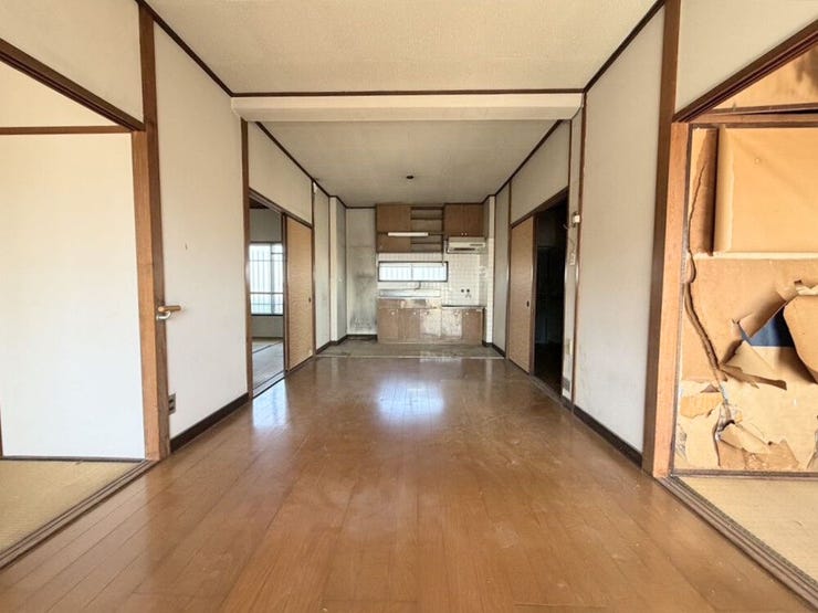 ワイドな開口部から光を招き、明るく開放的なリビング・ダイニング