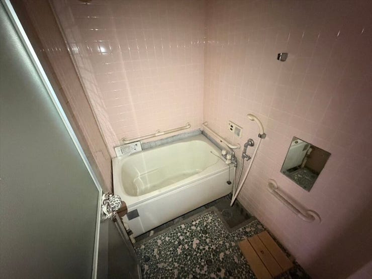 タイル貼りの浴室です