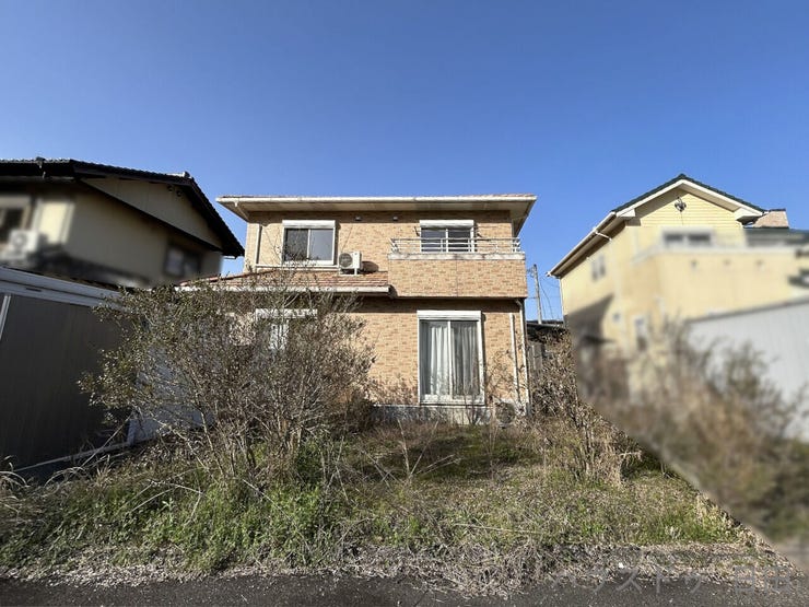 庭は南西側で約4mの市道沿い、現在前面に建物はありません。
※リフォーム工事着工前の状況