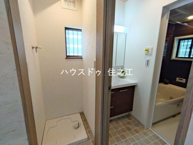 大きな三面鏡付きの洗面台です。たっぷりの収納を設けたシャワー付です