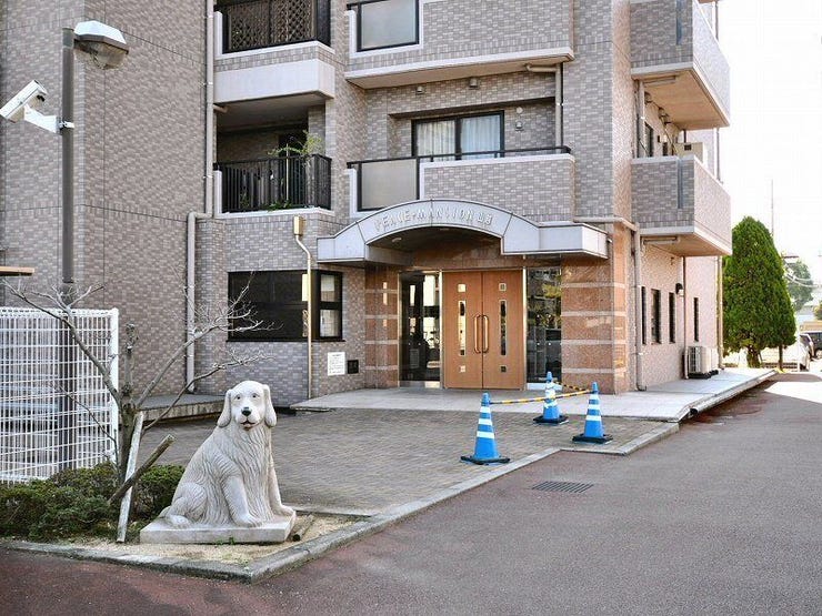 エントランスまでのアプローチでは、ワンちゃんがお出迎え