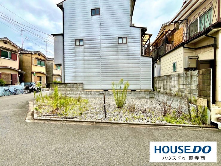 角地(北6m×西6m)で2方向アプローチ確保。工業地域で店舗・事務所等の用途変更が容易。建ぺい率70%で建物計画が立てやすく、小規模物件でも収益性が期待できる。