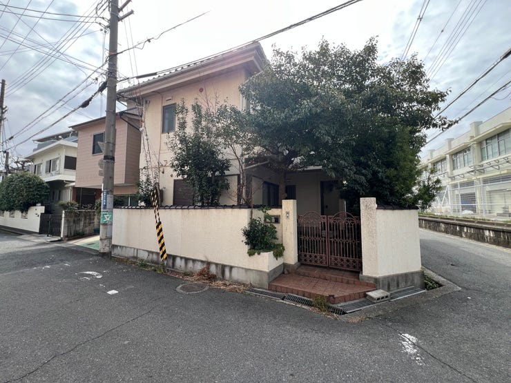 【外観】
138平米超のゆとりある敷地は、並列駐車や2世帯住宅も検討可能。開放感あふれる陽当り良好な地で理想の邸宅を♪