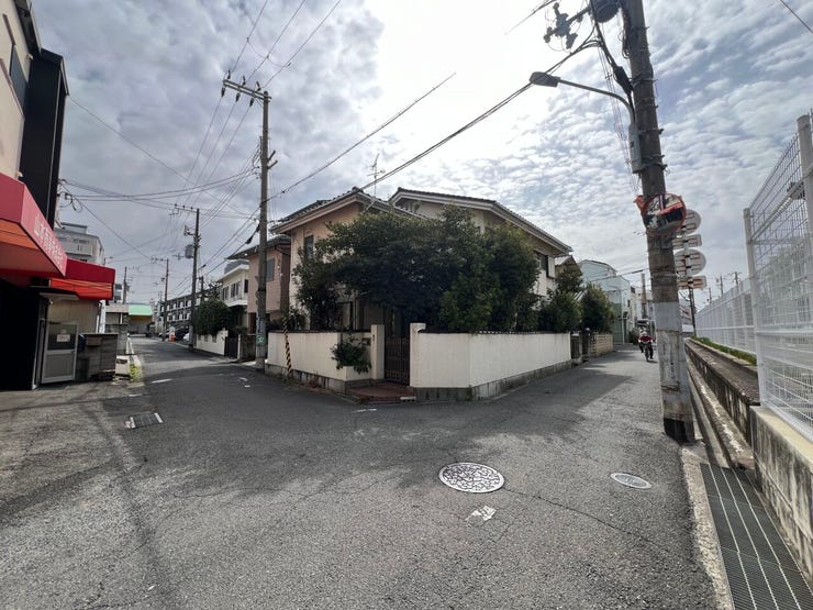 陽光注ぐ北西角地。41坪超のゆとりある敷地は、プライバシーを守りつつ開放的な暮らしを実現します。建築条件はありません。ハウスメーカー選びから楽しむ、自由設計の家づくりを宝持3丁目で叶えませんか?