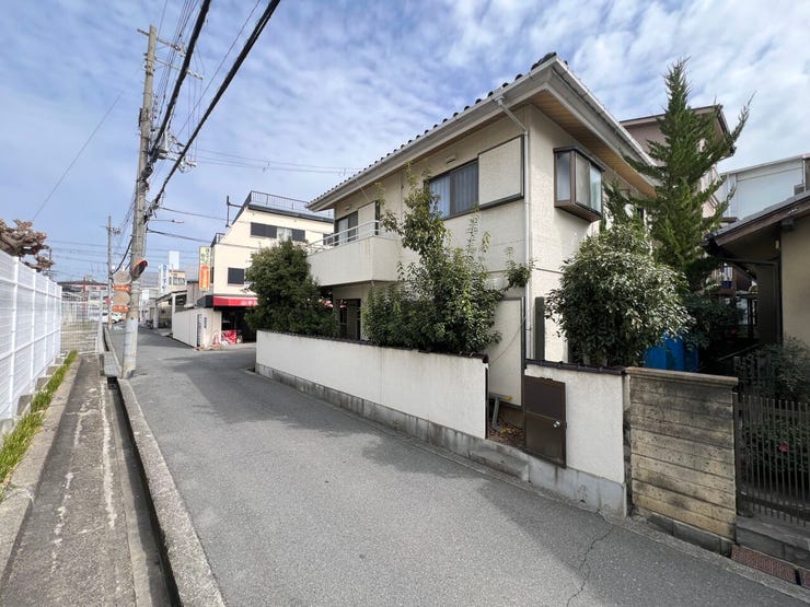 138平米超の整形地×北西角地。この広さなら、大きなパントリーや書斎、趣味の部屋も思いのまま。建築条件なしでお好きな工務店を選べます。資産価値も期待できる、東大阪・宝持エリアの好条件な土地です!