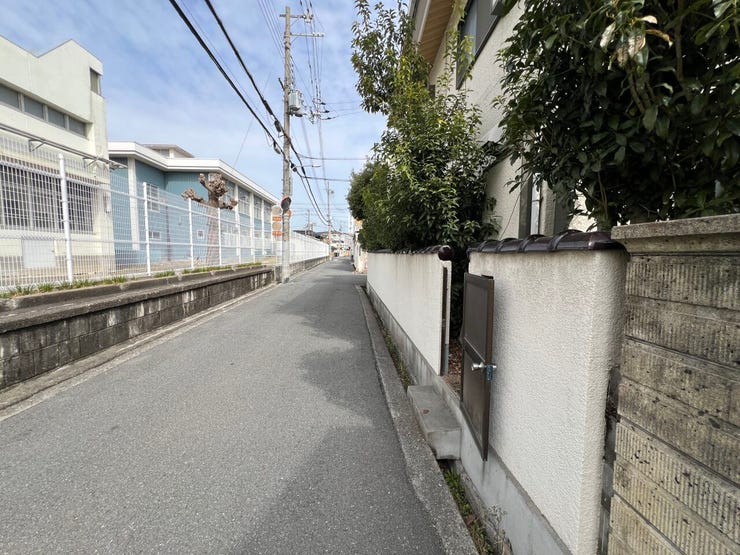 八戸ノ里エリア、利便性の高い宝持3丁目に41坪超の角地が登場。建築条件なし、お好きな会社で建築可。スーパーや学校も近く、子育て世帯にも安心の環境です!