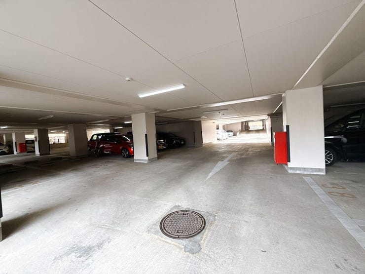 駐車場完備!屋根つきなので、雨の日でも安心です。