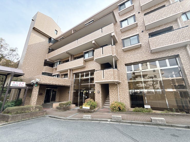 【外観】
「学園前駅」より徒歩約10分の立地◎