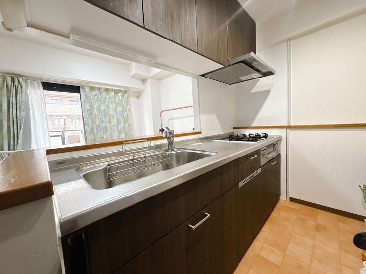 大きなシンクと調理台で、キッチンでの作業がはかどります♪