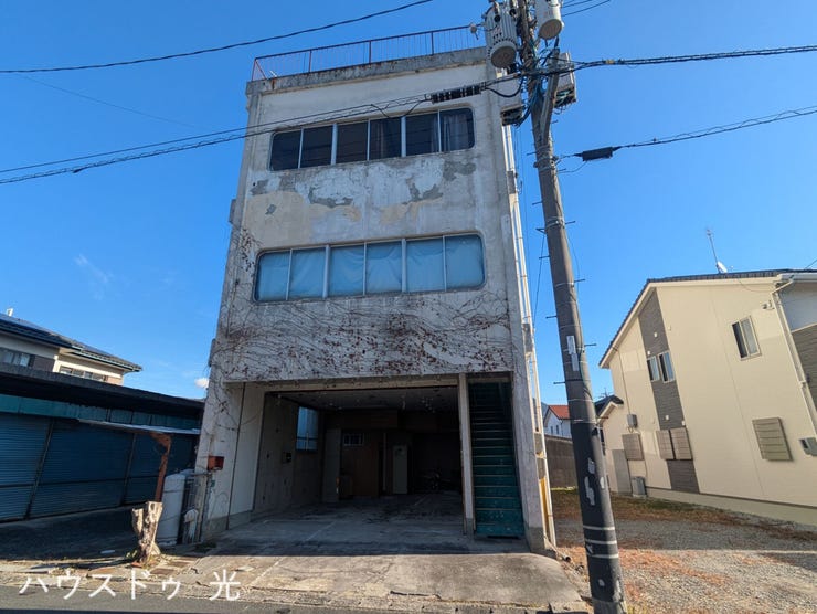 【外観】
鉄筋コンクリート3階建ての建物。1階部分にガレージがあります。